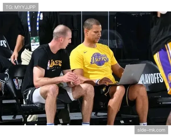 安东尼·戴维斯街拍换衣间隔比我发工资还短